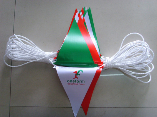 China Tamanho pequeno da bandeira da flâmula do triângulo da estamenha do poliéster instalado na corda resistente fornecedor