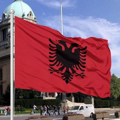 De CMYK da cor 3X5 Ft das bandeiras do poliéster de Albânia bandeira 100% de país feita sob encomenda