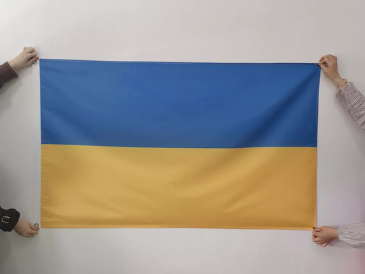 O mundo do poliéster da cor de Pantone embandeira o estilo de suspensão ucraniano da bandeira 3x5 nacional